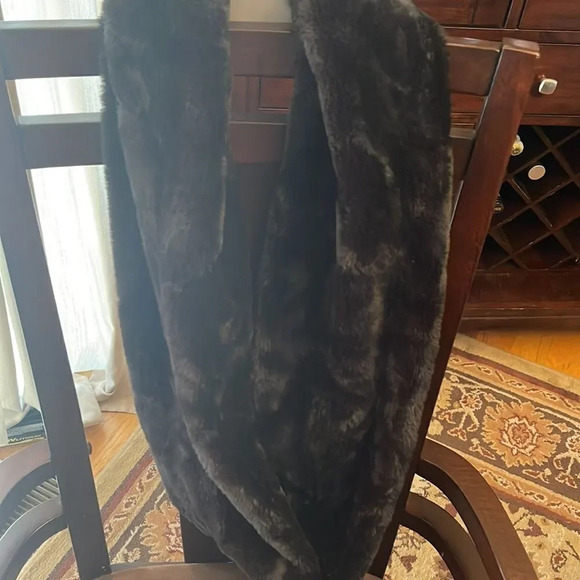 2 scarves 1 black infinity faux fur 1 gray lightweight pashmina - Picture 4 of 8